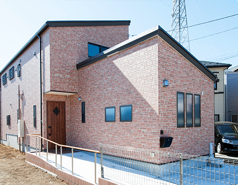 閑静な住宅街にある、重厚感あるレンガ造りの一戸建て。 落ち着きのある空間で穏やかに過ごせます。